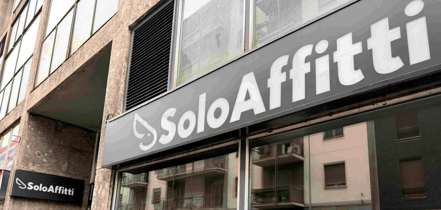 Insegna Retroilluminata in Plexiglass Opalino su Misura – LED Personalizzata